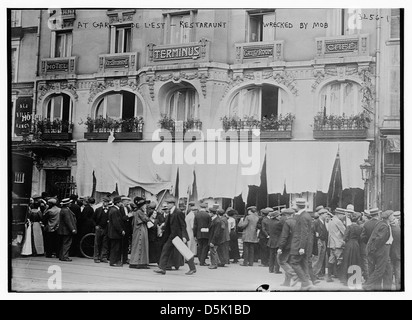 Am Gare De L'Est--Restaurant zerstört von Mob (LOC) Stockfoto