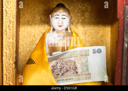 Religiöse Statue und Spende an Popa Taung Kalat Tempel, Mount Popa, in der Nähe von Bagan, Myanmar (Burma) Stockfoto