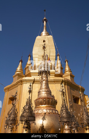 Stupa in Popa Taung Kalat Tempel, Mount Popa, in der Nähe von Bagan, Myanmar (Burma) Stockfoto