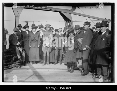 Abfahrt von JASON: Mrs. Chas. Saltzman, Mrs. Lawton, Major Lawton, C.O. Laughlin, Mrs. L. Wood, Mrs. W. Draper, G. McAneny, G.R. Adamson, Lt. Com. C. E. Courtney (LOC) Stockfoto