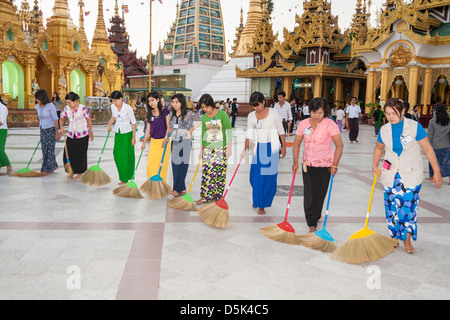 Frauen kehren Fliesenboden zur Shwedagon-Pagode, Yangon (Rangoon), Myanmar (Burma) Stockfoto