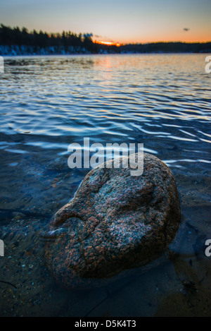 USA, Massachusetts, Concord, Walden Pond, Boulder im Wasser Stockfoto