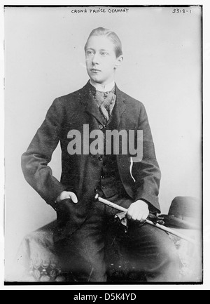 Ein historisches Porträt des Kronprinzen Wilhelm von Deutschland, einer Schlüsselfigur des deutschen Königshauses. Dieses Bild spiegelt die Prominenz der königlichen Familie im frühen 20. Jahrhundert wider. Stockfoto