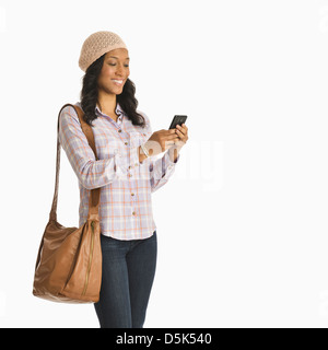 Mitte Erwachsene Frau mit Telefon Stockfoto