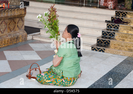 Frau an der Shwedagon-Pagode, Yangon (Rangoon), Myanmar (Burma) beten Stockfoto