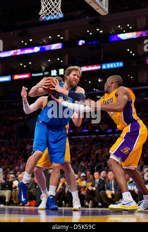 Los Angeles, Kalifornien, USA. 2. April 2013. Vorwärts (41) Dirk Nowitzki von den Dallas Mavericks packt einem Rebound gegen die Los Angeles Lakers in der zweiten Hälfte der Lakers 101-81-Sieg über die Mavericks im STAPLES Center in Los Angeles, CA. Credit: Action Plus Sportbilder / Alamy Live News Stockfoto