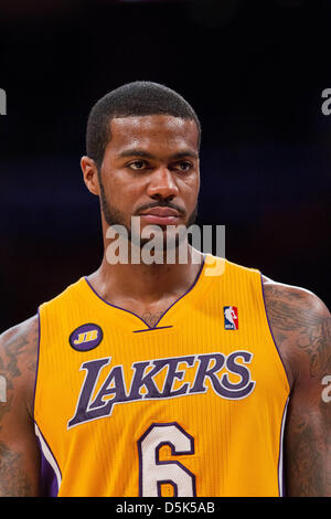Los Angeles, Kalifornien, USA. 2. April 2013. Vorwärts (6) Earl Clark von den Los Angeles Lakers gegen die Dallas Mavericks in der zweiten Hälfte der Lakers 101-81-Sieg über die Mavericks im STAPLES Center in Los Angeles, CA. Credit: Action Plus Sportbilder / Alamy Live News Stockfoto
