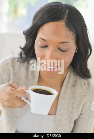 Frau trinkt Kaffee Stockfoto