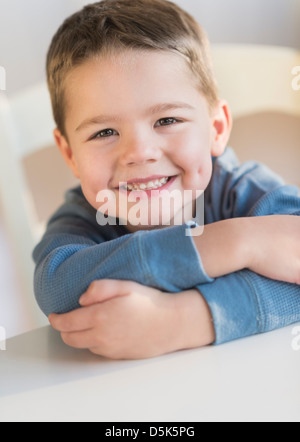Porträt eines jungen (4-5) Lächeln auf den Lippen Stockfoto