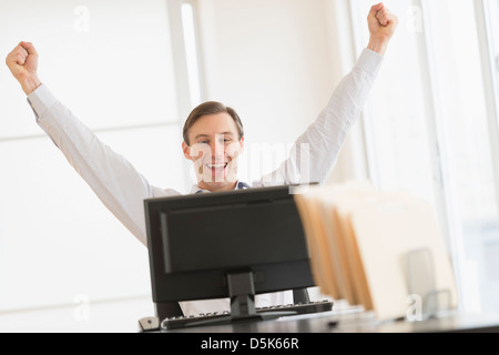 Büroangestellter jubeln vor computer Stockfoto