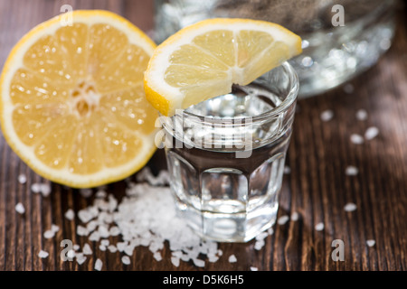 Tequila Silver mit Zitrone und Salz auf hölzernen Hintergrund Stockfoto