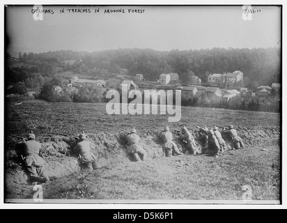 Dieses Foto zeigt deutsche Soldaten in Schützengräben während des Ersten Weltkriegs im Argonne-Wald und veranschaulicht die Bedingungen des Grabenkriegs. Stockfoto