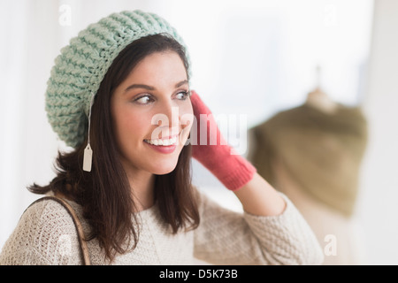 Frau stricken Hut anprobieren Stockfoto