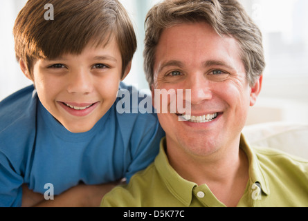 Porträt von Vater und Sohn (8-9) Stockfoto