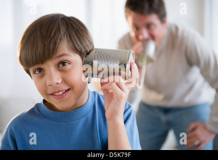 Vater und Sohn kann telefonisch (8-9) spielen mit Zinn Stockfoto