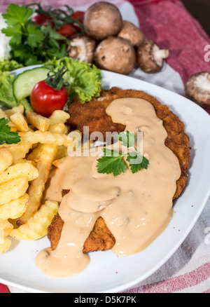 Frisch gemacht Schnitzel mit Pilz-Sauce und Pommes frites Stockfoto