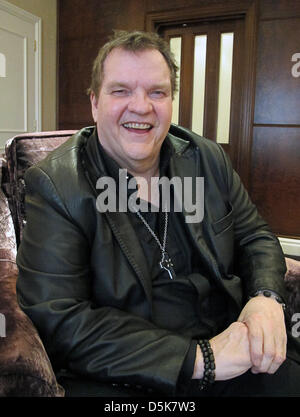 US-Sänger Meat Loaf lacht während eines Interviews im Landmark Hotel in London, Deutschland, 29. März 2013. Die Sängerin will nach mehr als 30 Jahren auf der Bühne Abschied von seinen Fans mit seiner letzten Tour. Foto: Britta Guerke Stockfoto