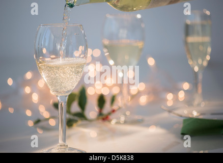 Weißwein Gießen in Gläser Stockfoto