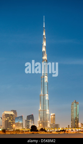 Nachtansicht des Burj Khalifa tower, höchstes Bauwerk der Welt, Dubai Vereinigte Arabische Emirate VAE Stockfoto