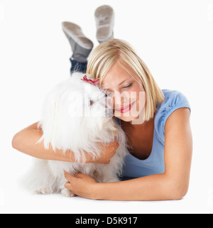 Studioaufnahme, Porträt der jungen Frau umarmt ihr Hund Stockfoto