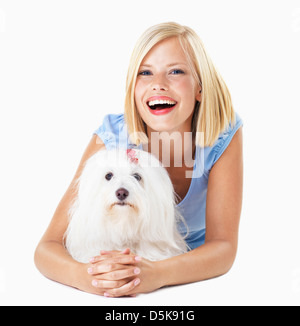 Studioaufnahme, Porträt der lächelnde junge Frau mit ihrem Hund liegend Stockfoto