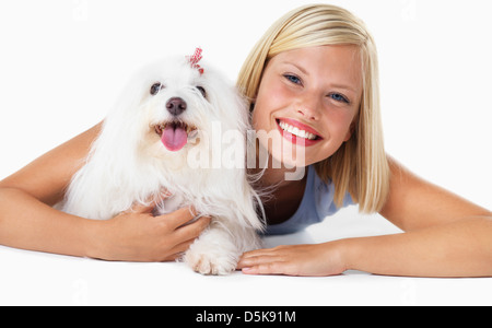 Studioaufnahme, Porträt der lächelnde junge Frau mit ihrem Hund Stockfoto