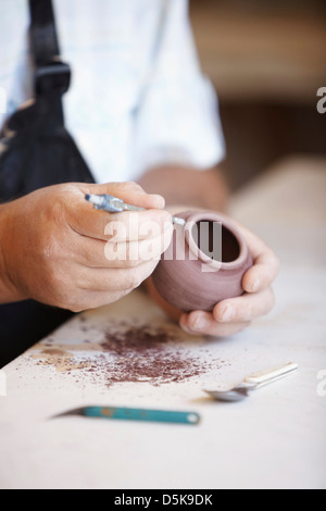 Nahaufnahme von männlichen Potter halten kleine Vase, schnitzen Stockfoto