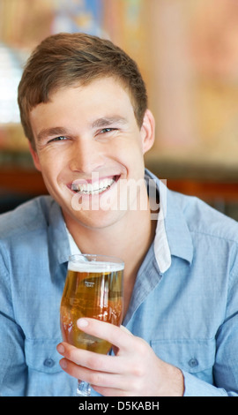 Porträt des Mannes mit Glas Bier Stockfoto