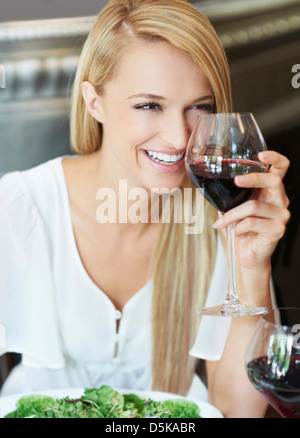 Frau trinkt Wein Stockfoto