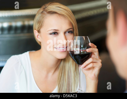 Frau trinkt Wein Stockfoto