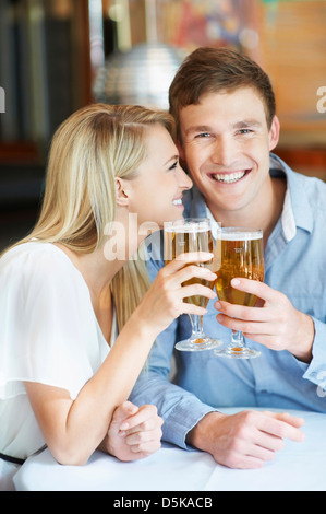 Paar Bier zu trinken Stockfoto