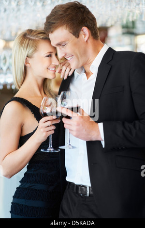 Paar trinken Wein im restaurant Stockfoto