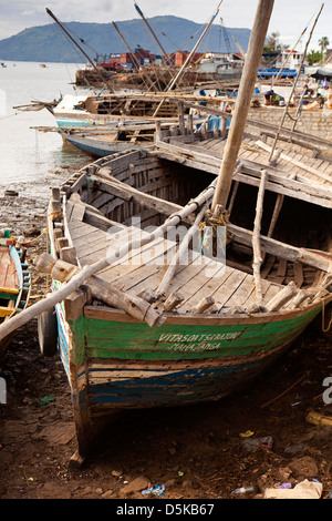 Madagaskar, Nosy Be, Hell-Ville, hölzerne Boote im Hafen bei Ebbe Stockfoto
