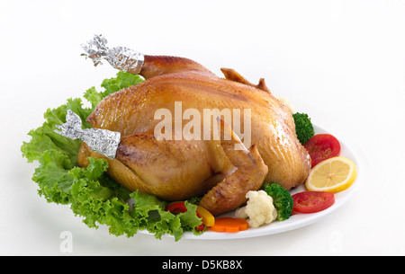 Essbare ganze gegrillte Huhn mit Gemüse serviert Stockfoto