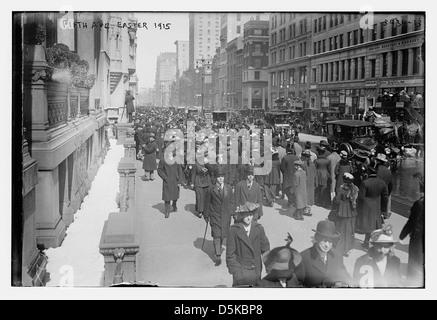Ein Foto auf der Fifth Avenue in New York City während Ostern 1915, das Menschenmassen und festliche Aktivitäten zeigt, die typisch für diese Zeit sind. Stockfoto