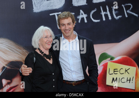 Gedeon Burkhard und seine Mutter bei der Deutschlandpremiere von "Bad Teacher" im CineStar SonyCenter Film Theatre. Berlin, Deutschland- Stockfoto