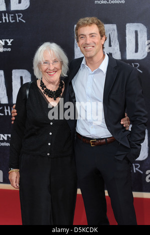 Gedeon Burkhard und seine Mutter die Deutschlandpremiere von "Bad Teacher" CineStar SonyCenter Kino. Berlin, Deutschland- Stockfoto