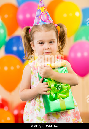 Niedliche Mädchen mit bunten Luftballons und Geschenken Stockfoto