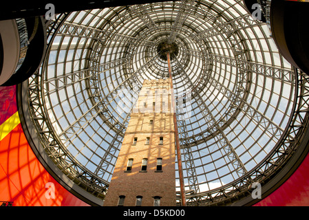 Coop Shot Tower, umhüllt von der Melbourne Central Kegel in der CBD Stockfoto