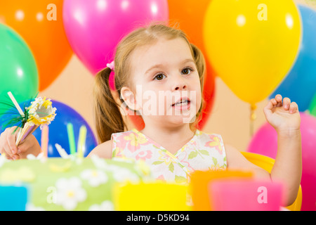 Kinder Jungen und Mädchen auf Party Geburtstag Kuchen essen Stockfoto