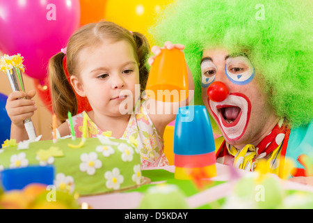 Kind Mädchen spielen mit Clown auf Geburtstagsparty Stockfoto