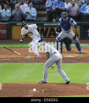 Yu Darvish (Rangers), 2. April 2013 - MLB: Yu Darvish Ranger Uhren ein Ball nach einem Treffer von Houston Astros Marwin Gonzalez durchläuft seine Beine und er verlor sein perfektes Spiel mit zwei Outs im neunten Inning während des MLB-Spiels zwischen der Houston Astros und die Texas Rangers im Minute Maid Park in Houston, Texas, Vereinigte Staaten von Amerika. Texas Rangers ab Krug Yu Darvish #11 war alle Lächeln aufgeschlagen 8 2/3 Innings warf fast ein Spiel und ein kein Hitter gegen die Houston Astros vervollständigt. (Foto: AFLO) Stockfoto