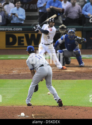 Yu Darvish (Rangers), 2. April 2013 - MLB: Yu Darvish Ranger Uhren ein Ball nach einem Treffer von Houston Astros Marwin Gonzalez durchläuft seine Beine und er verlor sein perfektes Spiel mit zwei Outs im neunten Inning während des MLB-Spiels zwischen der Houston Astros und die Texas Rangers im Minute Maid Park in Houston, Texas, Vereinigte Staaten von Amerika. Texas Rangers ab Krug Yu Darvish #11 war alle Lächeln aufgeschlagen 8 2/3 Innings warf fast ein Spiel und ein kein Hitter gegen die Houston Astros vervollständigt. (Foto: AFLO) Stockfoto