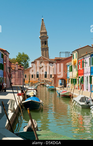 Schiefe Turm der Kirche San Martino, Burano, in der Nähe von Venedig, Italien Stockfoto