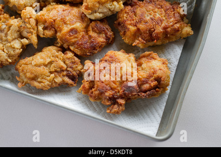 Mehrere Stücke von Brathähnchen in einer Pfanne. Stockfoto