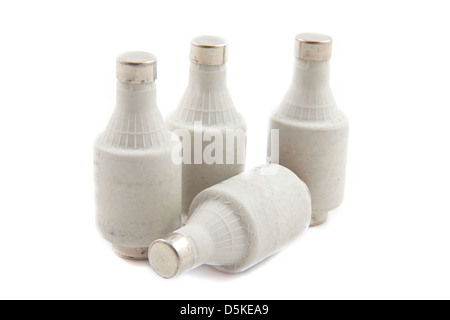 Sicherungen auf einem Haufen isoliert auf weißem Hintergrund Stockfoto