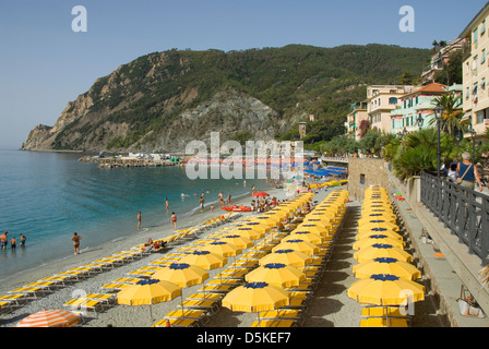Strand von Monterosso, Cinque Terre, Ligurien, Italien Stockfoto
