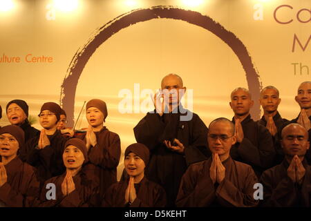 3. April 2013, Bangkok, Thailand. Zen-Meister Thich Nhat Hanh und Mönche aus Plum Village während des Gebets. Zen Meister Thich Nhat Hanh im März kommt beginnt einen fünfwöchige Besuch in Thailand, in denen er führt Vipassana Ausbildung und eröffnen eine Ausstellung der kalligraphischen Meditation. Die vietnamesischen heiligen Mann und 50 Anhänger aus Frankreich werden eine Reihe von spirituellen Aktivitäten bei seinem fünften Besuch in Thailand im Rahmen einer Asien-Lehre-Tour, veranstaltet von der Thai Pflaume-Dorf-Stiftung veranstalten. Stockfoto