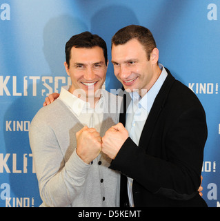 Wladimir Klitschko und Vitali Klitschko bei einem Fototermin für den Film "Klitschko" bei Astor Filmlounge. Berlin, Deutschland- Stockfoto