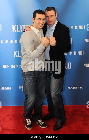 Wladimir Klitschko und Vitali Klitschko bei einem Fototermin für den Film "Klitschko" bei Astor Filmlounge. Berlin-Deutschland Stockfoto